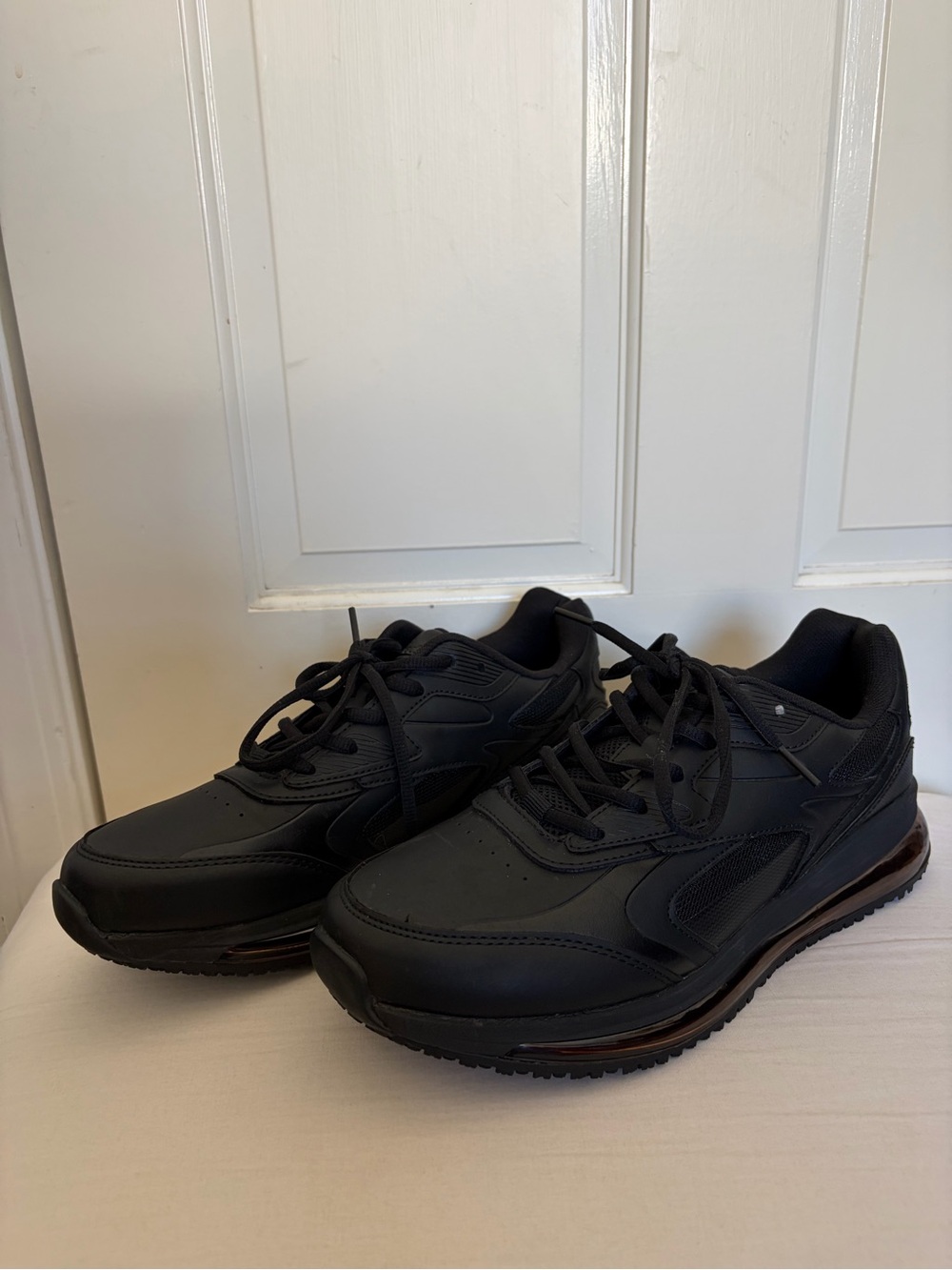 Men's Black Lace-Up Athletic Sneakers - Sleek Everyday Comfort